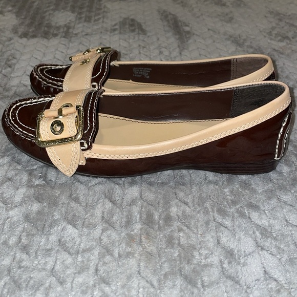 Franco Sarto 2 Tone Patent Leather Kody Flats Adorned w Large buckle design - Picture 2 of 13